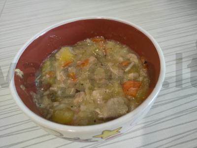 Kiaulienos troškinys su bulvėmis, morkomis ir svogūnais pagrindine nuotrauka