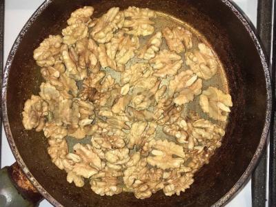 Kvapnus pyragas su persimonais ir graikiniais riešutais Žingsnis 1