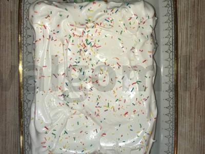 Kvapnus pyragas su persimonais ir graikiniais riešutais pagrindine nuotrauka