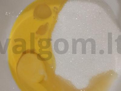 Nuostabus pyragas „Šiltas vakaras“ su pienu ir juodaisiais serbentais Žingsnis 1