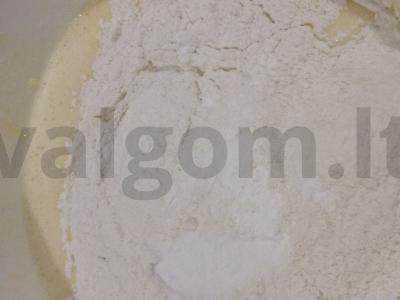 Nuostabus pyragas „Šiltas vakaras“ su pienu ir juodaisiais serbentais Žingsnis 2