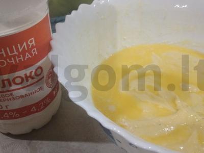 Nuostabus pyragas „Šiltas vakaras“ su pienu ir juodaisiais serbentais Žingsnis 3