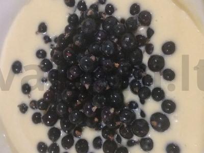 Nuostabus pyragas „Šiltas vakaras“ su pienu ir juodaisiais serbentais Žingsnis 4