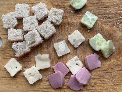 Kanarė su dešra, sūriu, agurku ir alyvuogėmis Žingsnis 1