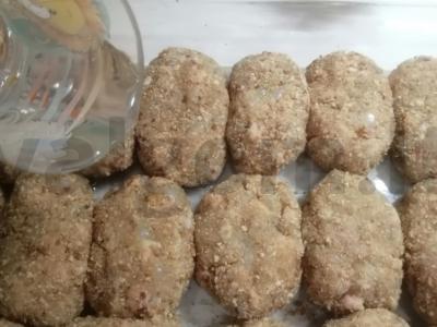 Žuvies kotletai iš ešerio su kiaulienos riebalais džiūvėsėliuose Žingsnis 7