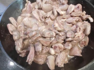 Vištienos širdelės troškintos grietinėlės padaže Žingsnis 2