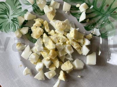 Salotas su vištienos krūtinėle, agurku ir avokadu Žingsnis 1