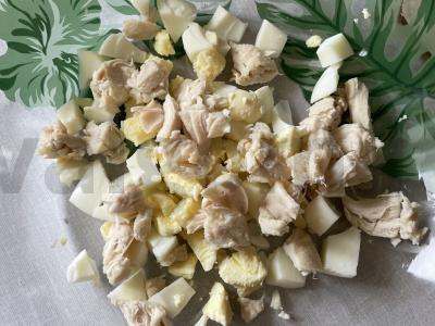 Salotas su vištienos krūtinėle, agurku ir avokadu Žingsnis 2