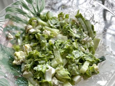 Salotas su vištienos krūtinėle, agurku ir avokadu pagrindine nuotrauka