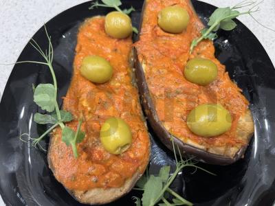 Kepti baklažanai su pomidorų-provanso padažu pagrindine nuotrauka