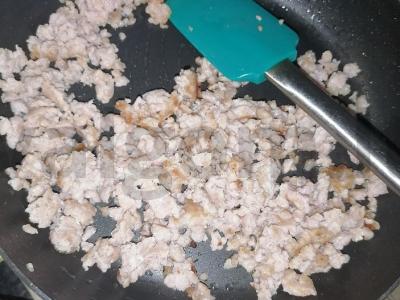 Troškinta kopūstai su vištienos faršu ir prieskoniais Žingsnis 1