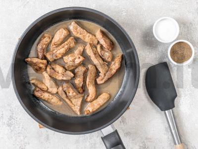 Jautienos kepenys su padažu keptuvėje Žingsnis 1