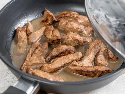 Jautienos kepenys su padažu keptuvėje Žingsnis 2