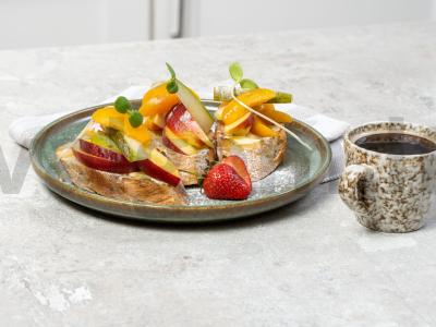 Brusketa su vaisių salotu pagrindine nuotrauka