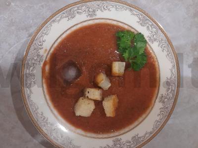 Skani vasaros šalta sriuba gazpacho su skrudinta duona pagrindine nuotrauka