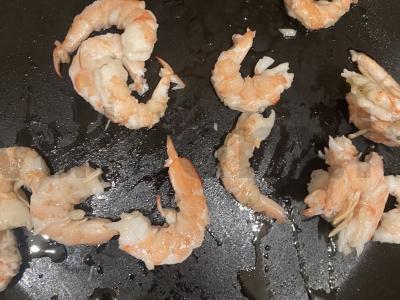 Grietinėlės makaronai su krevetėmis Žingsnis 1