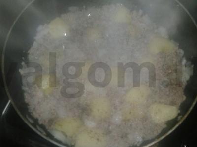 Kepinys su vištienos faršu, bulvėmis ir daržovėmis Žingsnis 1