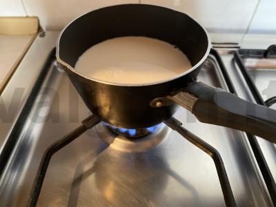 Pieno gėrimas su medumi ir cinamonu Žingsnis 1