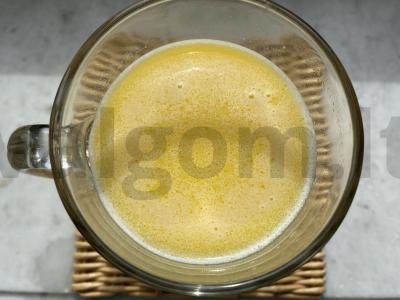 Pieno gėrimas su medumi ir cinamonu pagrindine nuotrauka