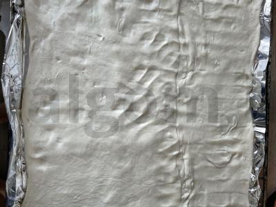 Pica ant sluoksniuoto tešlos su pomidorais, dešrelėmis ir pievagrybiais Žingsnis 1