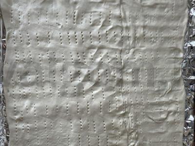 Pica ant sluoksniuoto tešlos su pomidorais, dešrelėmis ir pievagrybiais Žingsnis 2