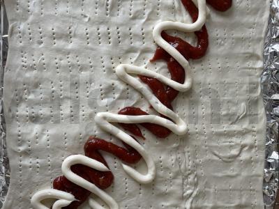 Pica ant sluoksniuoto tešlos su pomidorais, dešrelėmis ir pievagrybiais Žingsnis 3