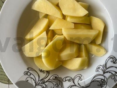 Kepti bulvių skiltelės su daržovėmis Žingsnis 2