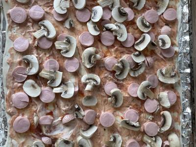 Pica ant sluoksniuoto tešlos su pomidorais, dešrelėmis ir pievagrybiais Žingsnis 6