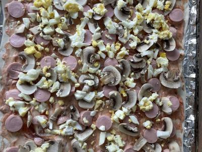 Pica ant sluoksniuoto tešlos su pomidorais, dešrelėmis ir pievagrybiais Žingsnis 7