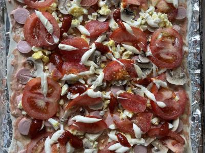 Pica ant sluoksniuoto tešlos su pomidorais, dešrelėmis ir pievagrybiais Žingsnis 9