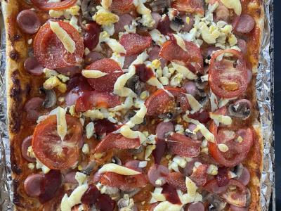 Pica ant sluoksniuoto tešlos su pomidorais, dešrelėmis ir pievagrybiais Žingsnis 10