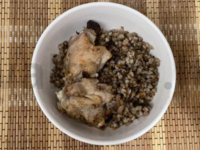 Grikių košė su vištiena ir grybais orkaitėje pagrindine nuotrauka