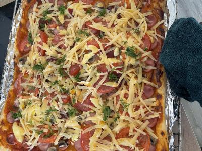 Pica ant sluoksniuoto tešlos su pomidorais, dešrelėmis ir pievagrybiais pagrindine nuotrauka