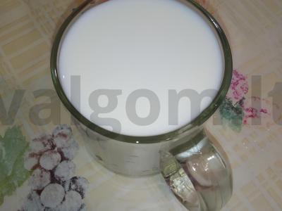 Pieninis kokteilis su braškėmis ir šilauogėmis Žingsnis 3