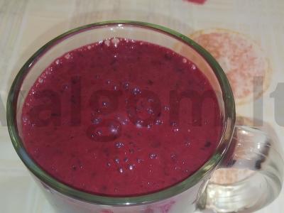 Pieninis kokteilis su braškėmis ir šilauogėmis pagrindine nuotrauka