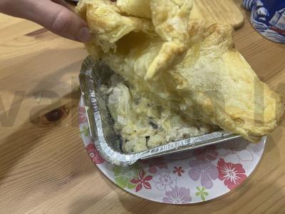 Jūlienas su vištiena ir grybais po duonos plutele pagrindine nuotrauka