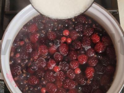 Kvapnus uogų kompotas iš gervuogių ir juodųjų serbentų Žingsnis 2