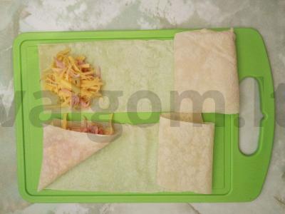 Traškūs trikampiai iš lavašo su kumpiu ir sūriu Žingsnis 3