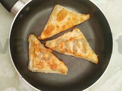 Traškūs trikampiai iš lavašo su kumpiu ir sūriu Žingsnis 5