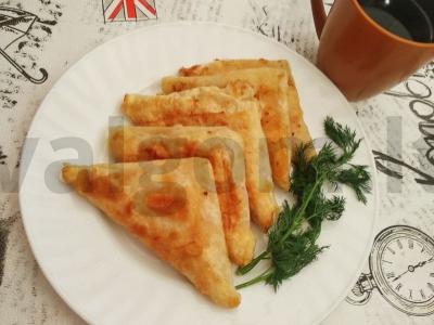 Traškūs trikampiai iš lavašo su kumpiu ir sūriu pagrindine nuotrauka