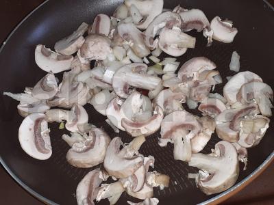 Žiedinė kopūstai, troškinti su grybais ir kumpiu Žingsnis 1