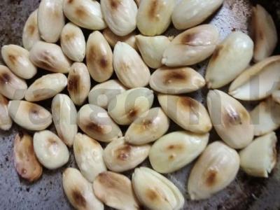 Kvapnus migdolų sausainiai cukraus pudroje Žingsnis 1