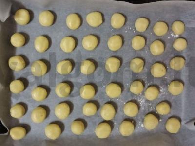 Kvapnus migdolų sausainiai cukraus pudroje Žingsnis 3