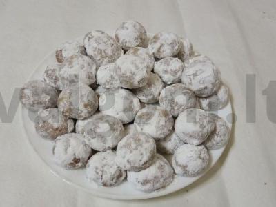 Kvapnus migdolų sausainiai cukraus pudroje pagrindine nuotrauka