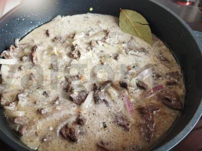 Kepenys, kepamos grietinėje su svogūnais pagrindine nuotrauka