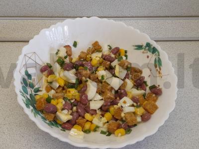 Konservuotų kukurūzų ir pupelių salotas pagrindine nuotrauka