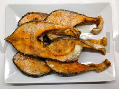 Skani lašiša ant grotelių su raudonuoju vynu ir gervuogėmis pagrindine nuotrauka