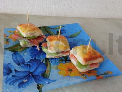 Užkandžių kanapė šventei pagrindine nuotrauka