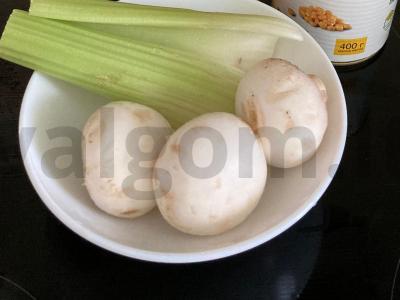 Salotas „Izi“ su salierais, kukurūzais ir pievagrybiais Žingsnis 1