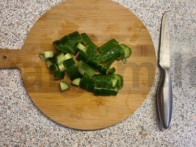 Mozzarella salotas su agurkais ir pomidorais Žingsnis 1